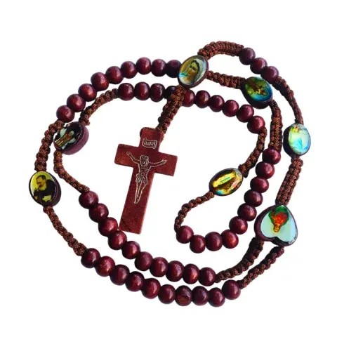 Chapelet en Bois Foncé avec Médaillons Sacrés – Croix Gravée