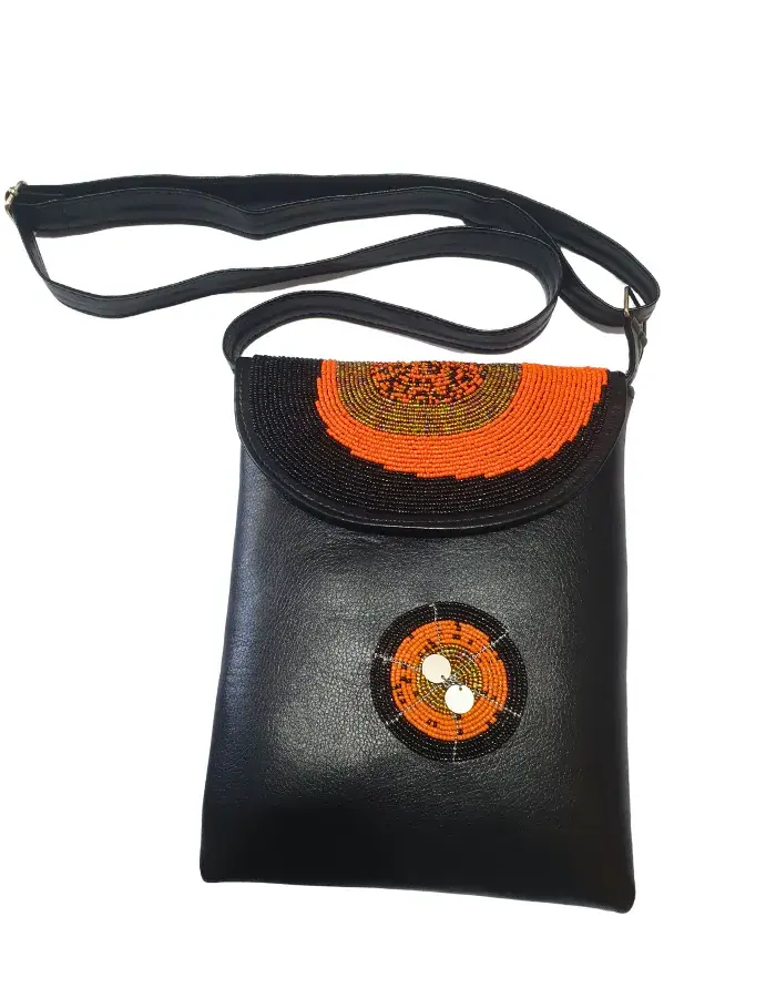 Sac Bandoulière Africain “Ébène Prestige” – Cuir Noir & Perles Artisanales