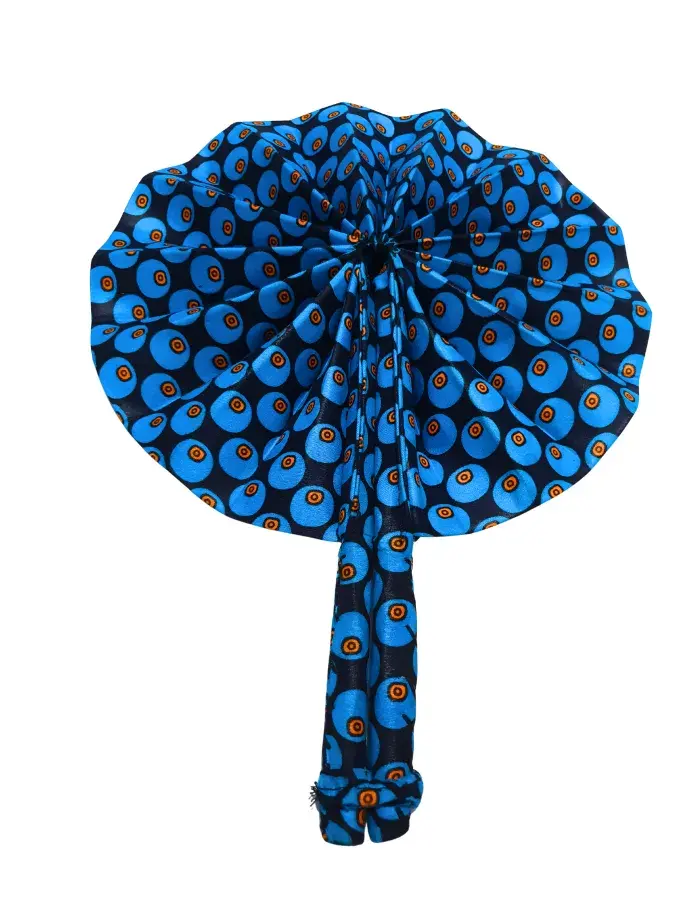 Éventail Artisanal Africain en Tissu Wax Bleu Graphique – Fait Main