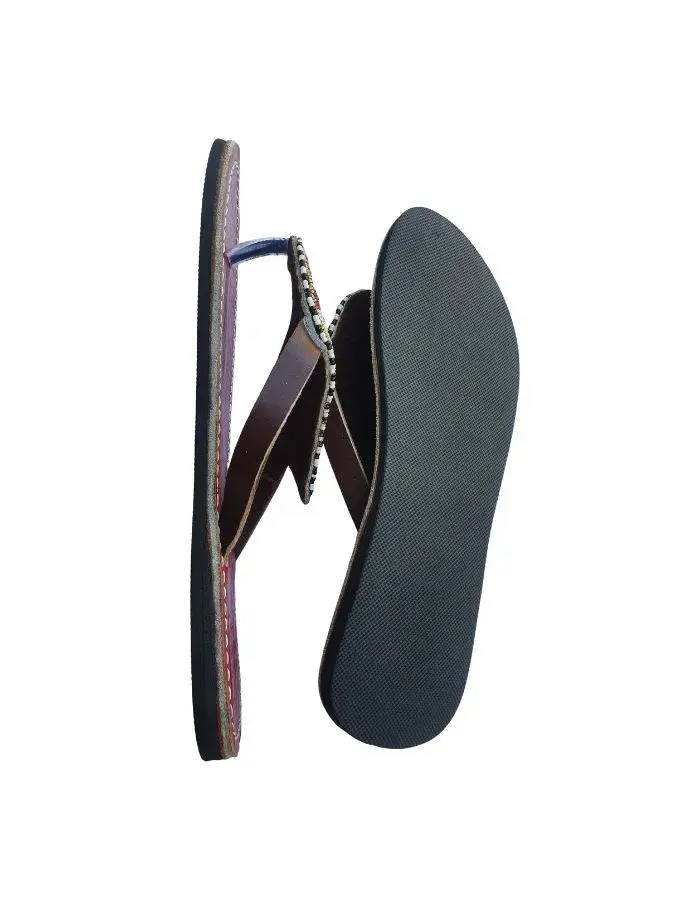 Sandales Artisanales Perlées Rouge, Noir & Vert — Grand Motif Aile (Taille 40)